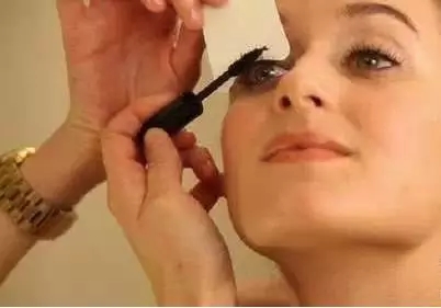 懒人化妆法：从妆容到发型轻松搞定 懒人化妆步骤