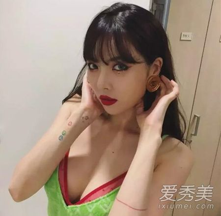 黑茶色在阳光下明显吗 黑茶色在阳光下是什么颜色