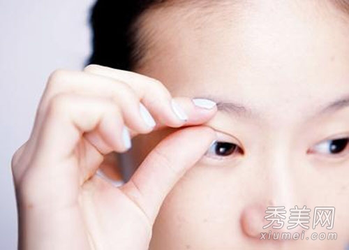 单眼皮化妆技巧：双眼皮胶水怎么用？