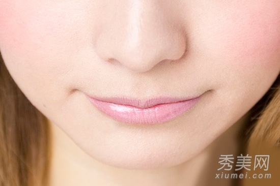 图解腮红画法：超自然蜜桃妆容教程