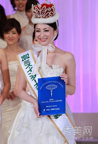 国际小姐日本夺冠 妆容老气25岁似52