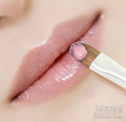 不能放过嘴巴！ 去角质要全面到嘴唇 去角质的步骤