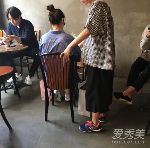 林心如孕期逛韓國 半紮丸子頭又是個辣媽 明星發型女