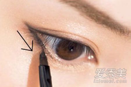 初学化妆怎样画眼线？眼线的画法步骤图初学者怎么画眼线