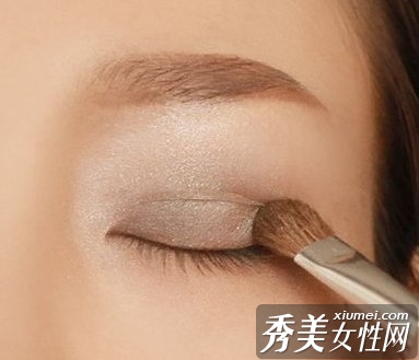 魅惑猫眼妆拥有更立体轮廓