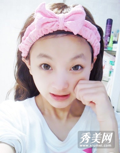 水嫩小萌女亲身示范面膜葵花宝典