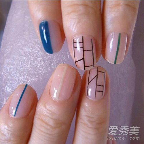 2016春天美甲重点：清新感十足的雾面与留白 美甲图片2016款式