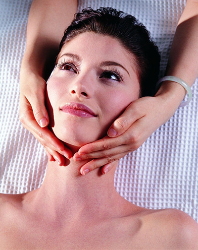 小心頸紋泄露年齡 頸部保養9大方法 頸部怎麼保養