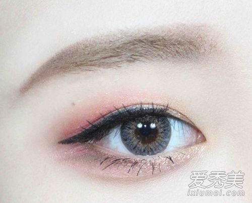 玫瑰石英粉&寧靜粉藍 雙色眼妝更吸睛 眼妝的畫法