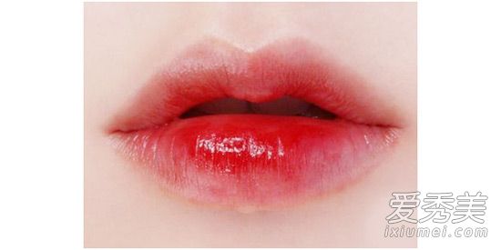 血紅唇妝的畫法 讓肌膚顯得更白 紅唇妝畫法