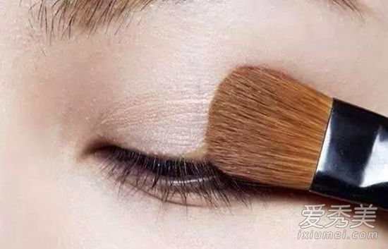 模仿Baby允儿橘色妆容 图解橘色眼影画法 眼影画法