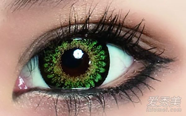 戴美瞳怎么化妆 一双美丽的大眼睛就靠它们 美瞳与妆容搭配