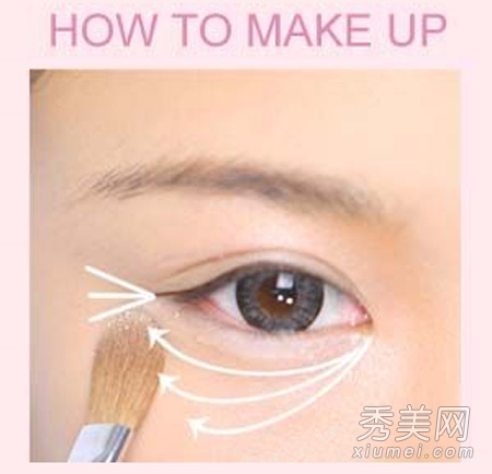 化妆教程：巧用高光打造立体小脸