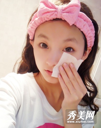 水嫩小萌女亲身示范面膜葵花宝典