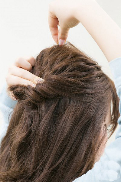 短发怎么扎丸子头？2款扎发教程承包你的出游发型 短发如何扎丸子头
