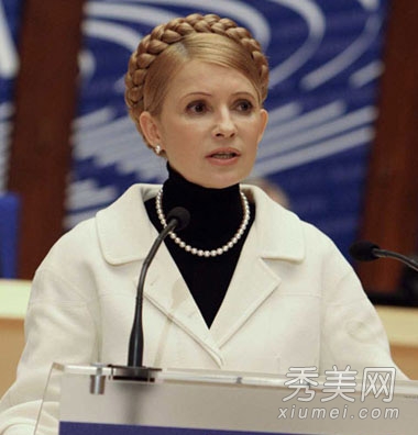 乌克兰前美女总理获释 麻花辫盘发抢眼