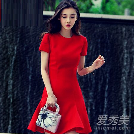 大红色短袖配什么裤子大红色短袖配图片