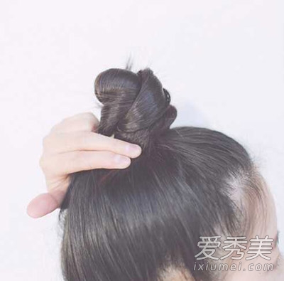 丸子头扎法图解 3分钟变韩范美妞