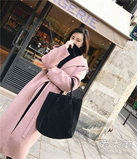 粉红色的外套和底大衣搭配起来是什么颜色