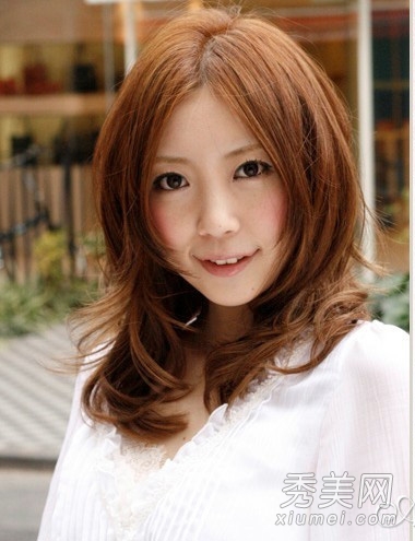 好看女生披肩中长发 秋日唯美献上