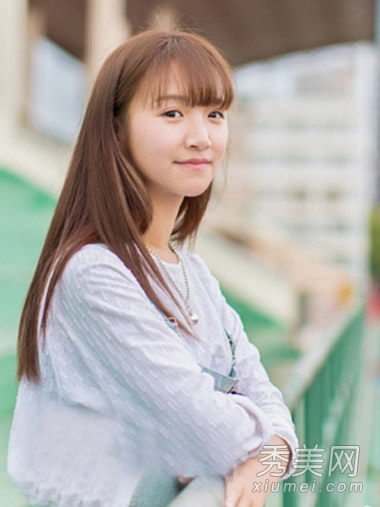 女生清纯气质长直发 夏季展现别样风情
