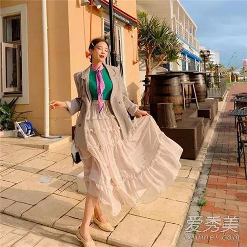 女式西装外套是什么颜色的?一件彩色西装外套看起来怎么样?