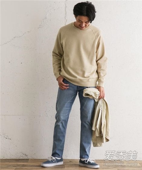 作为2019年春季男孩着装和搭配的参考,在早春使用浅色法衣来打造简单的日常穿着。
