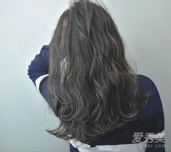 春天里女生最爱的发型 还是微卷发最有味道！ 中长微卷发型