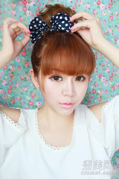 甜美可爱韩式发型 花苞头的扎法图解