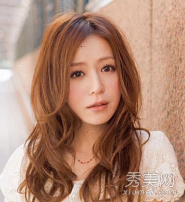 2014流行女生发型 蓬松卷发营造甜美浪漫感