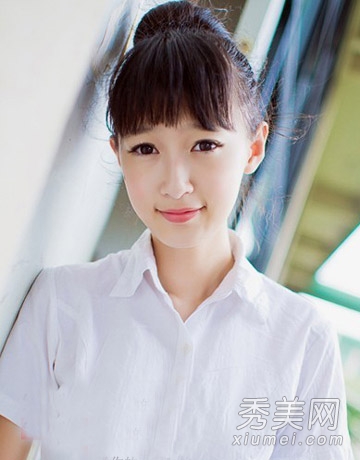 新年美丽变身 无辜感丸子头扎发可爱萝莉