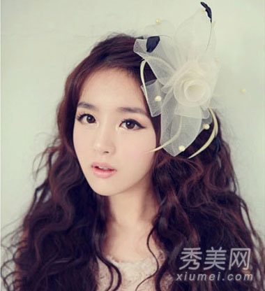 2014流行女生发型 蓬松卷发营造甜美浪漫感