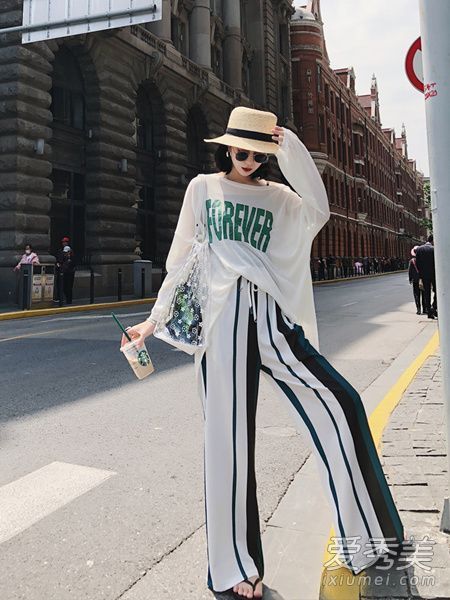 在夏天，腿部也应该防晒，穿凉爽的宽腿裤子。