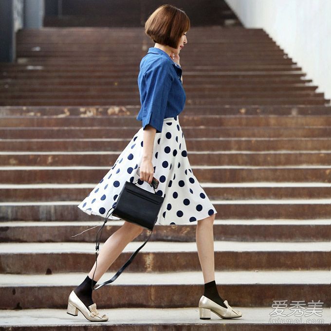 这是毕业季节面试时的着装方式。