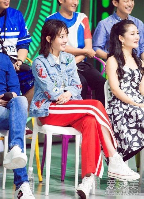 牛仔外套配运动裤好看吗？