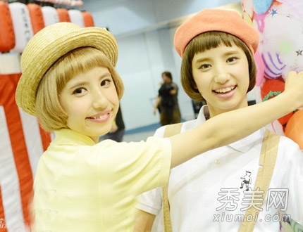 日本雙胞胎嫩模走紅 短發蘑菇頭俏皮可愛