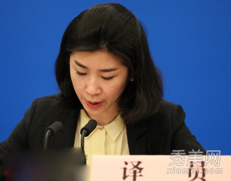 总理翻译张璐走红 知性短发端庄优雅