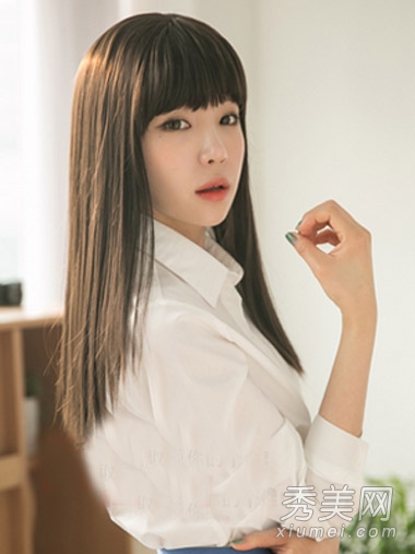 女生清纯气质长直发 夏季展现别样风情