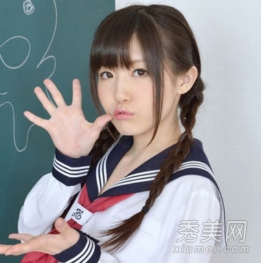 春夏清新校园季 萝莉范马尾扎发甜美超减龄