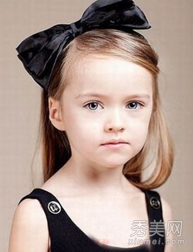 俄罗斯9岁小模特走红 金发碧眼超萝莉