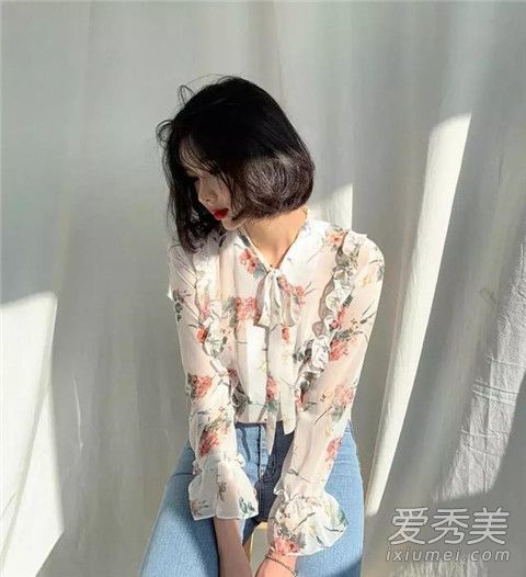 春天不要穿碎花=它是白色的吗？实用碎花片搭配技巧开启