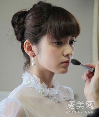 春季甜美女生必学 韩式长发扎法干净清爽