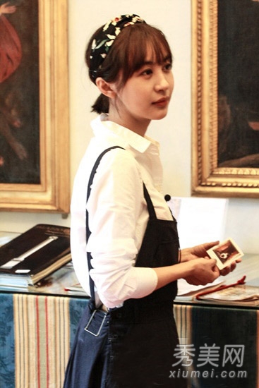 巧用发带扎头发 李菲儿头巾扎发学起来
