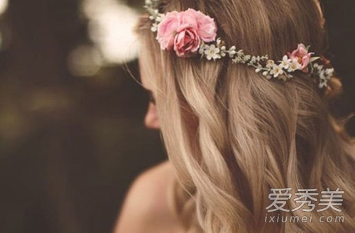 春天做个戴花的文艺女 9款发型值得一试