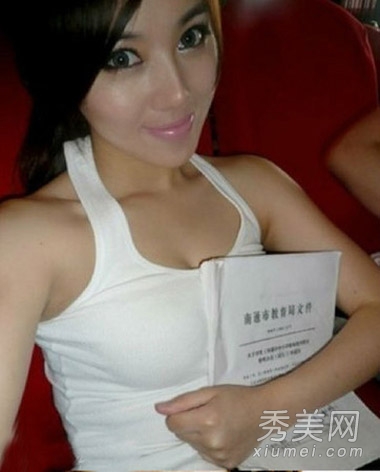 中国最性感女教师朱松花走红 私照发型甜美
