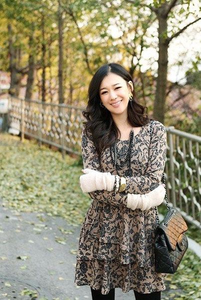 华丽的服装造就冬天年轻成熟的女性