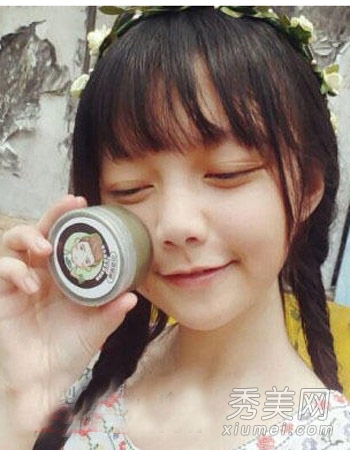 萌妹似赵薇何炅合体走红 扎双马尾好清纯