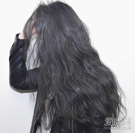 春天里女生最爱的发型 还是微卷发最有味道！ 中长微卷发型