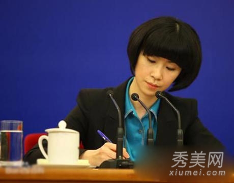 总理翻译张璐走红 知性短发端庄优雅