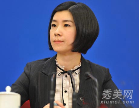 总理翻译张璐走红 知性短发端庄优雅